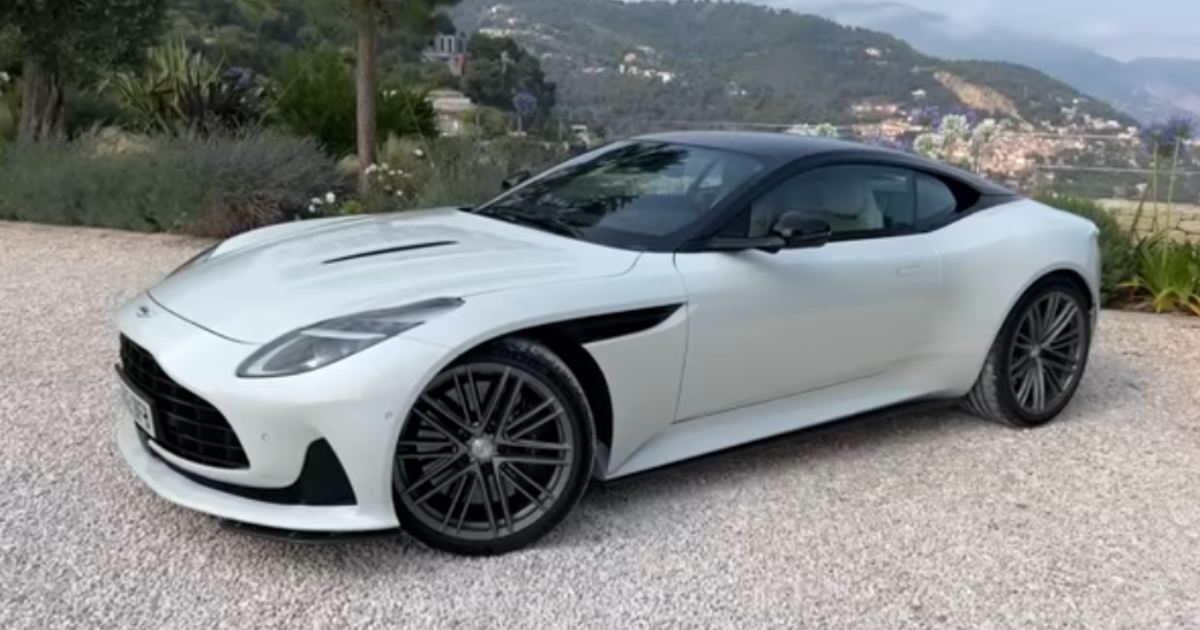 Aston Martin DB12 1